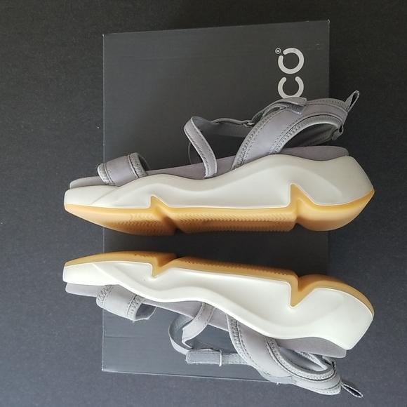 NWT Ecco Chunky Sandles in Silver Grey